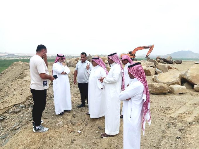 رئيس بلدية محافظة بارق يقف ميدانياً على جملة من المشاريع