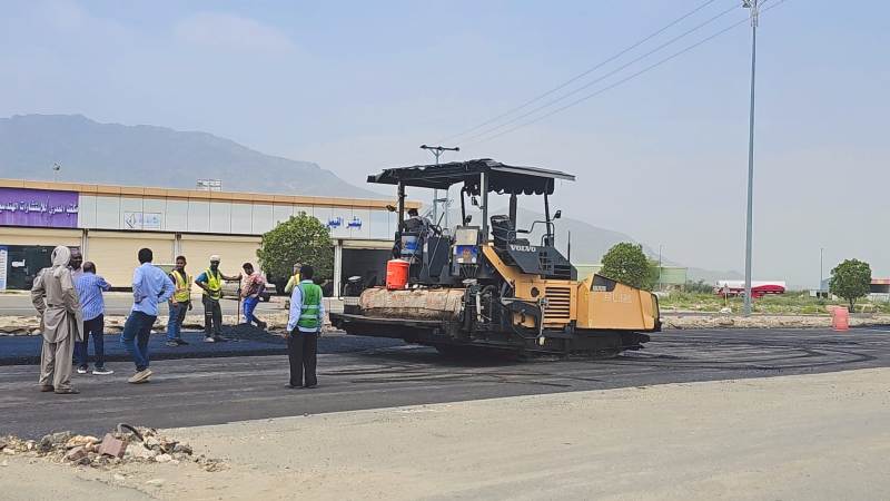 البدء بإعادة الطبقة الاسفلتية لجزء من طريق الملك عبدالله بن عبدالعزيز