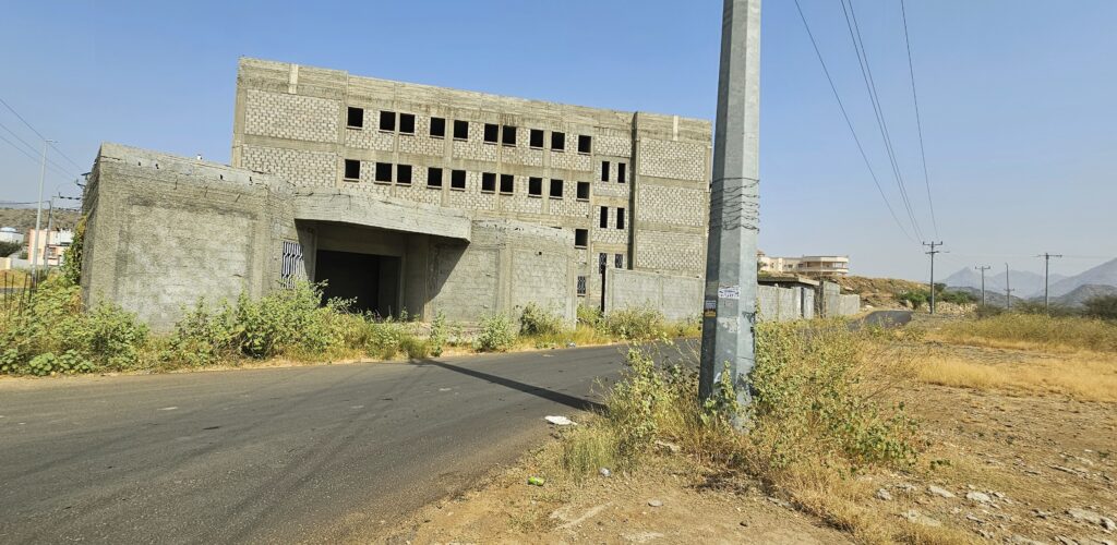 تعثر مجمع تعليمي في ” بارق ” يُثير تذمر الأهالي ومطالبات باستكماله